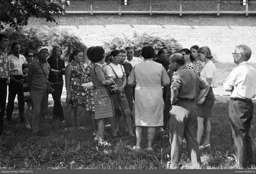 Gruppe von Menschen auf grasbewachsenem Platz