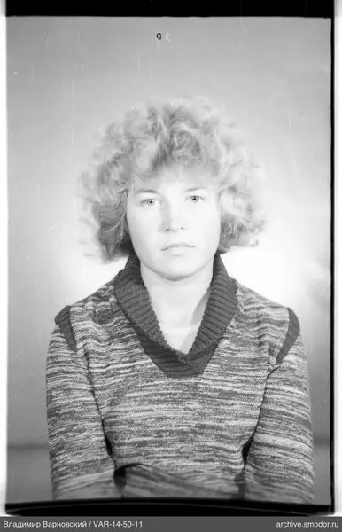 Портрет женщины с кудрявыми волосами