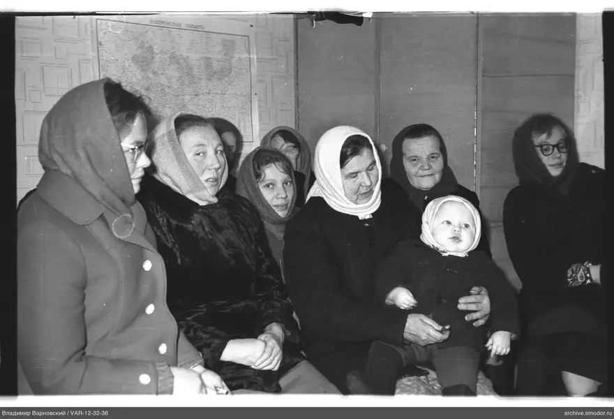 Gruppe von Frauen und Kind auf einer Bank