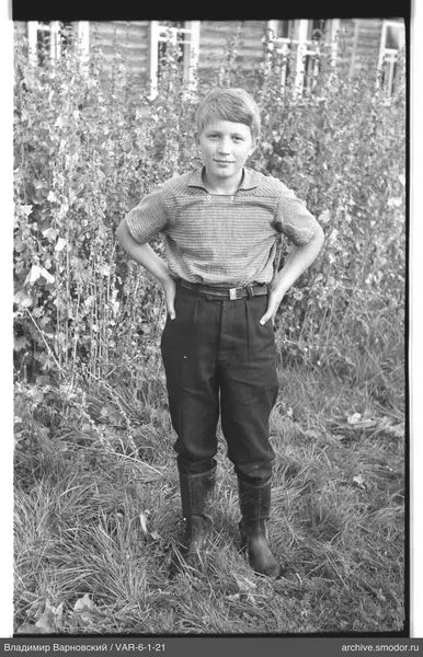 Junge auf dem Gras