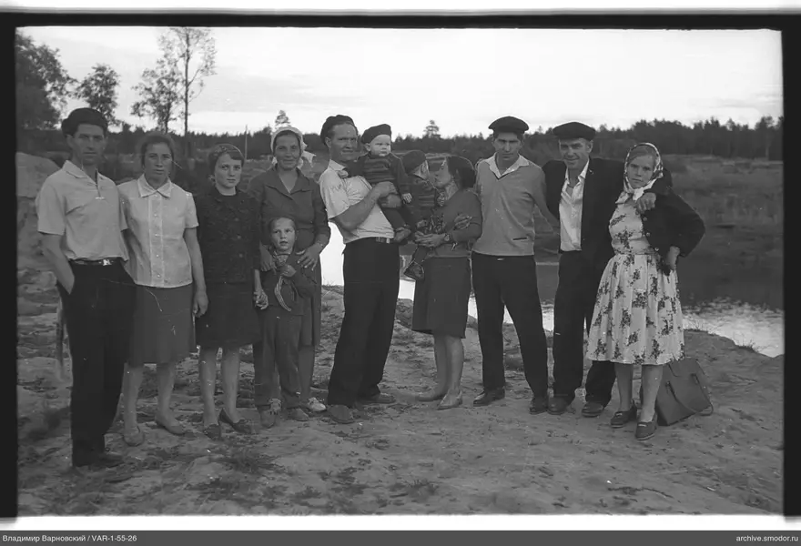 Групповой портрет у водоёма