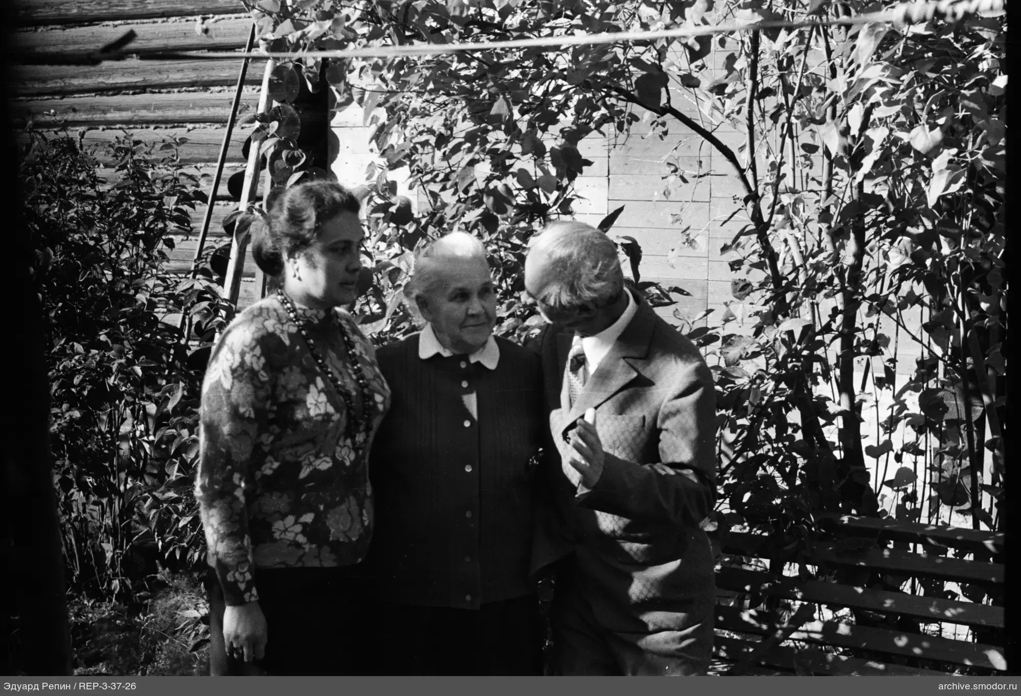 Групповой портрет трех человек