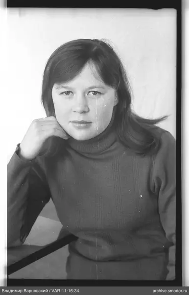 Porträt einer Frau in dunklem Pullover