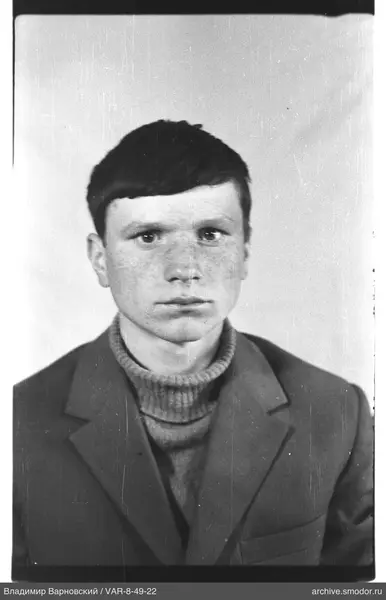 Porträt eines Mannes in dunklem Jacke und Pullover