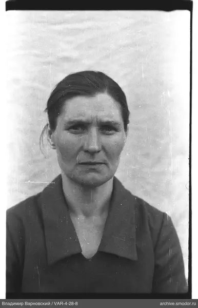 Porträt einer Frau in dunklem Mantel