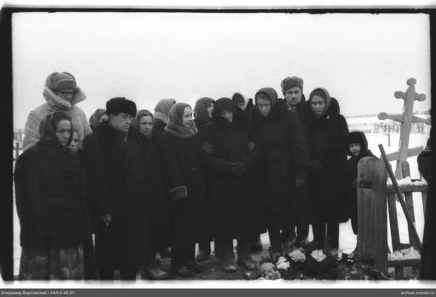 Групповой портрет у деревянного креста