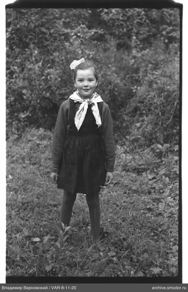 Mädchen in dunklem Kleid und Tuch
