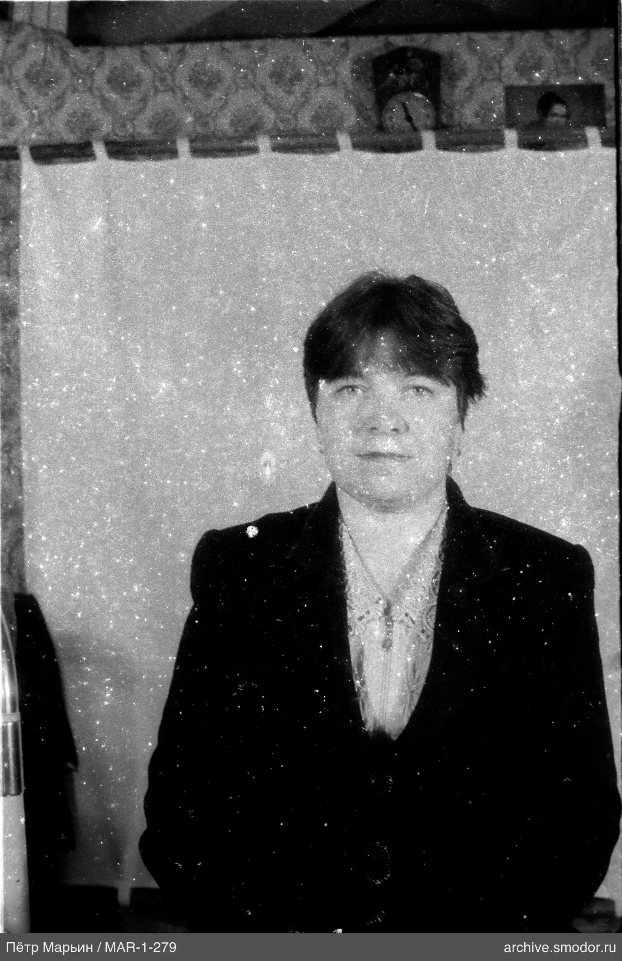 Porträt einer Frau mit kurzen dunklen Haaren