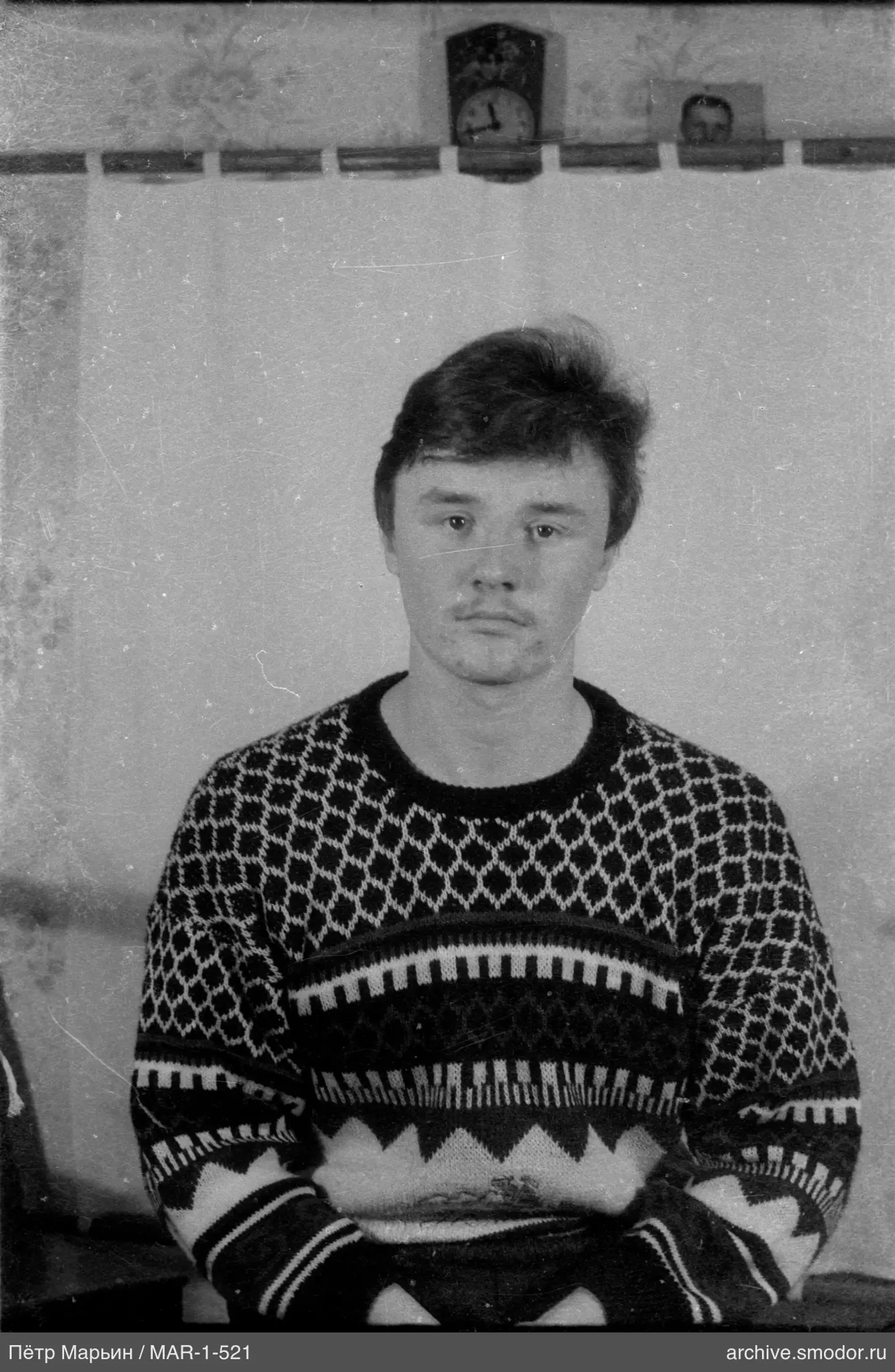 Портрет мужчины в свитере с геометрическим узором