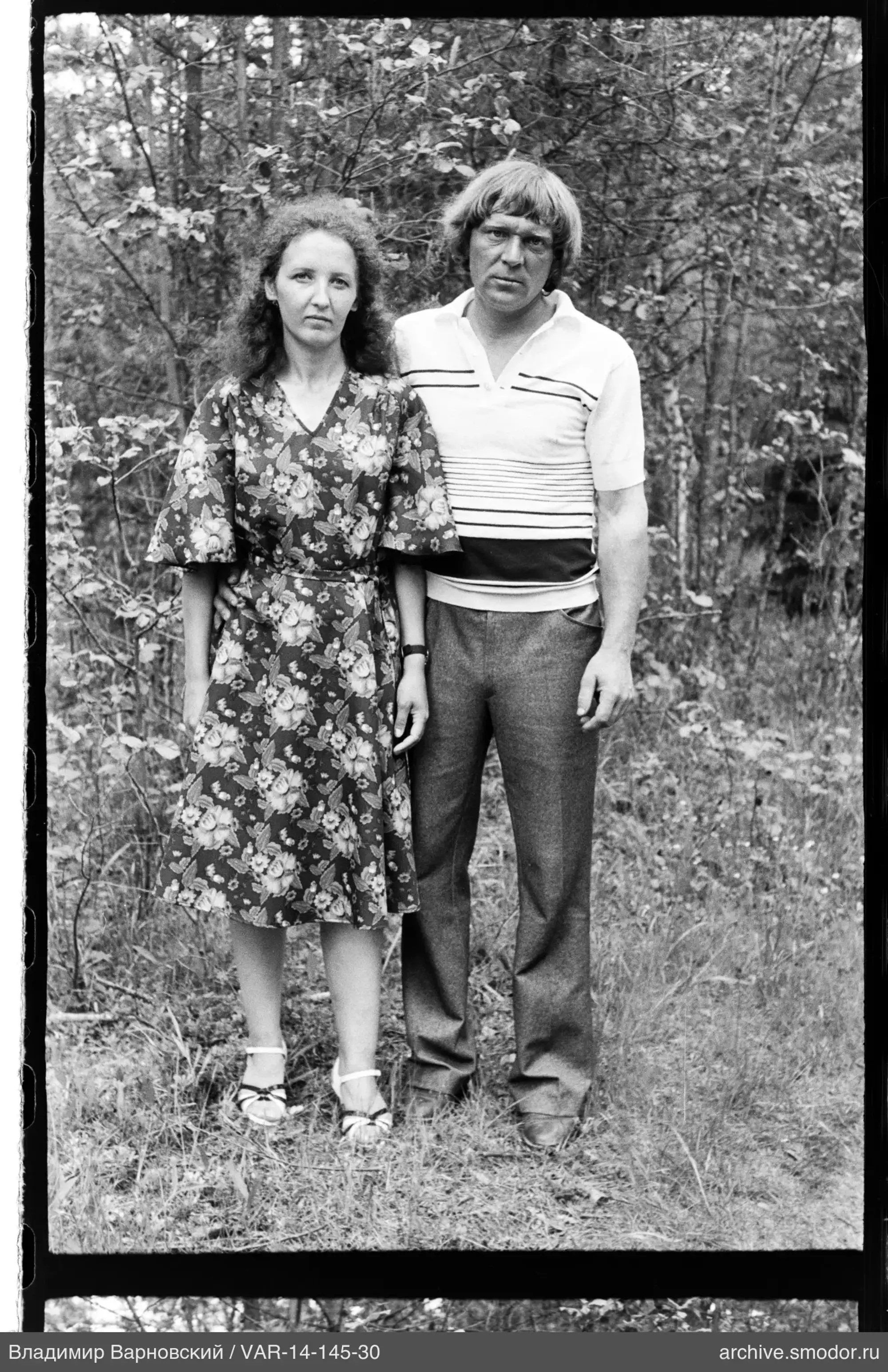 Mann und Frau auf dem Gras