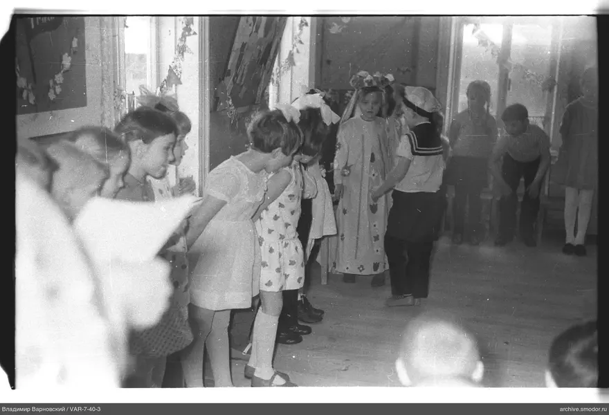 Gruppe von Kindern im Raum