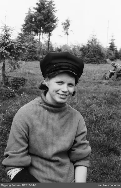 Frau im Strickpullover auf Gras