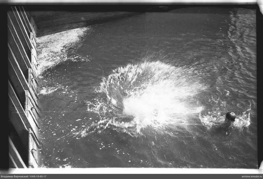 Person im Wasser bei Betonwand