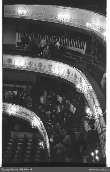 Theaterinnenraum mit Balkonen und Zuschauern