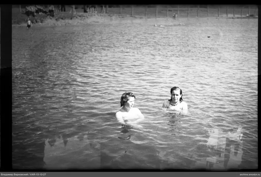 Zwei Personen im Wasser am Ufer