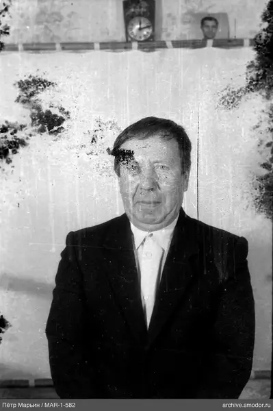 Портрет мужчины с фоном часов и фотографии
