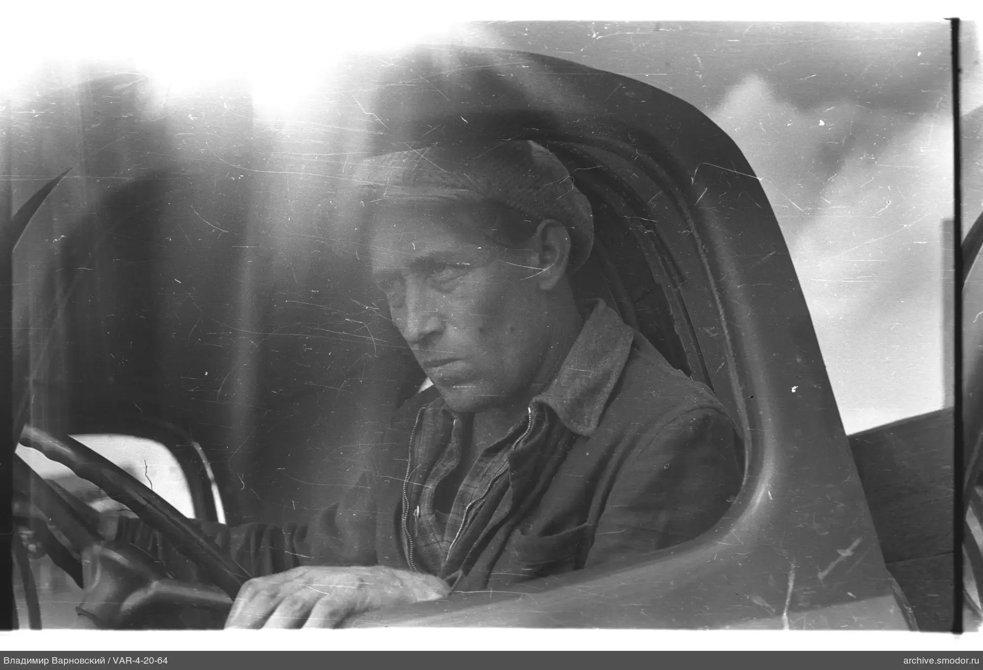 Mann in Autositz
