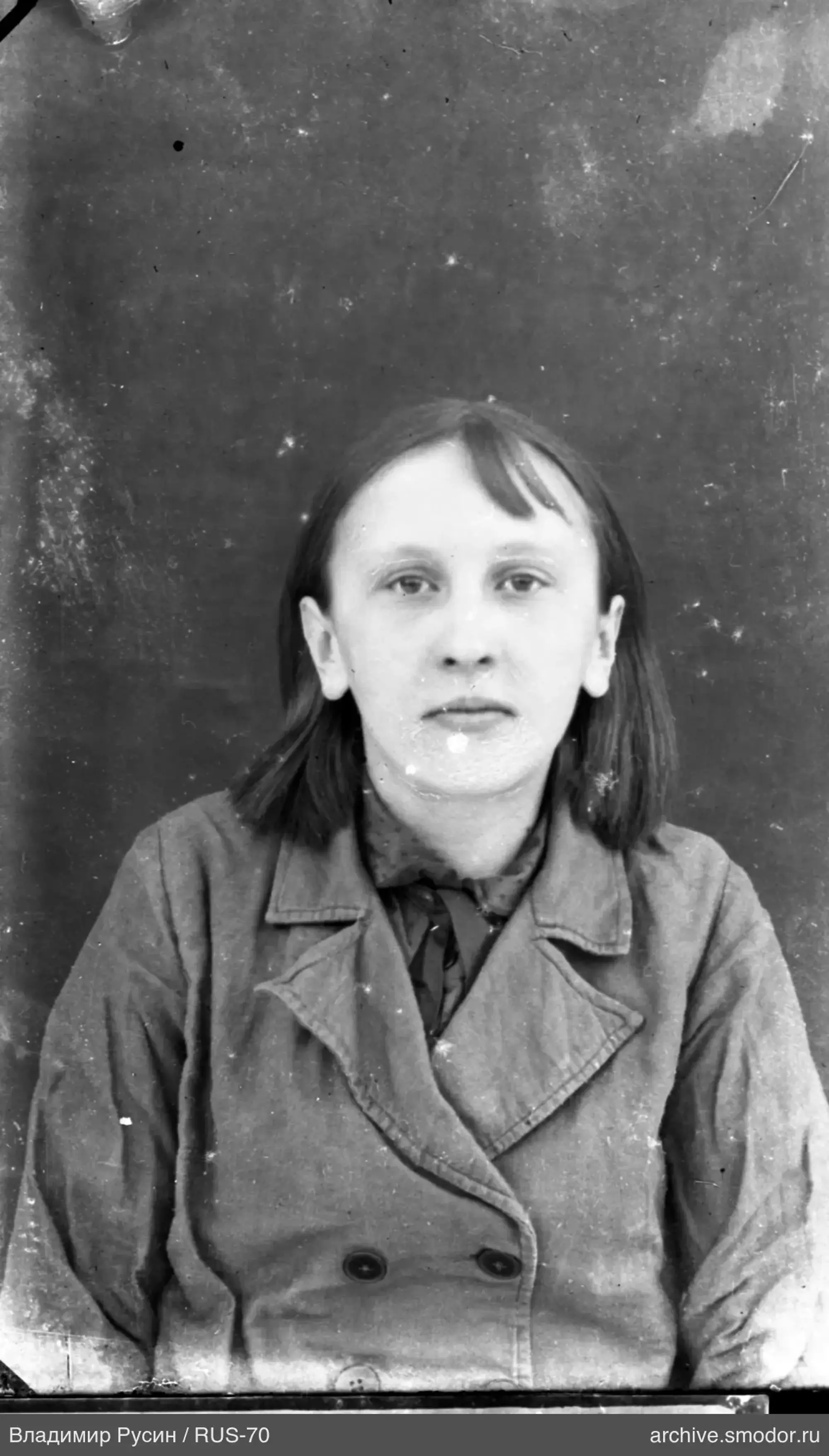 Портрет женщины в пальто и платке