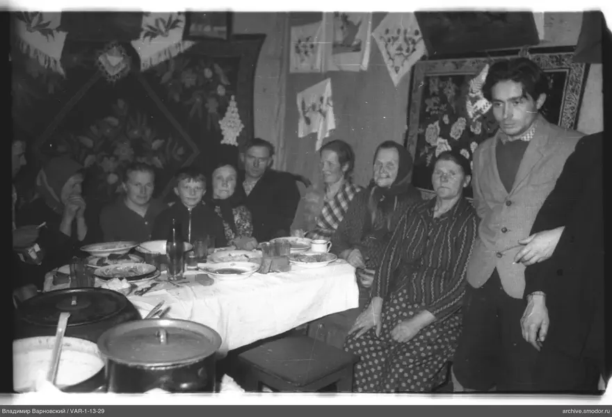 Gruppe am Tisch mit Geschirr und Flaschen