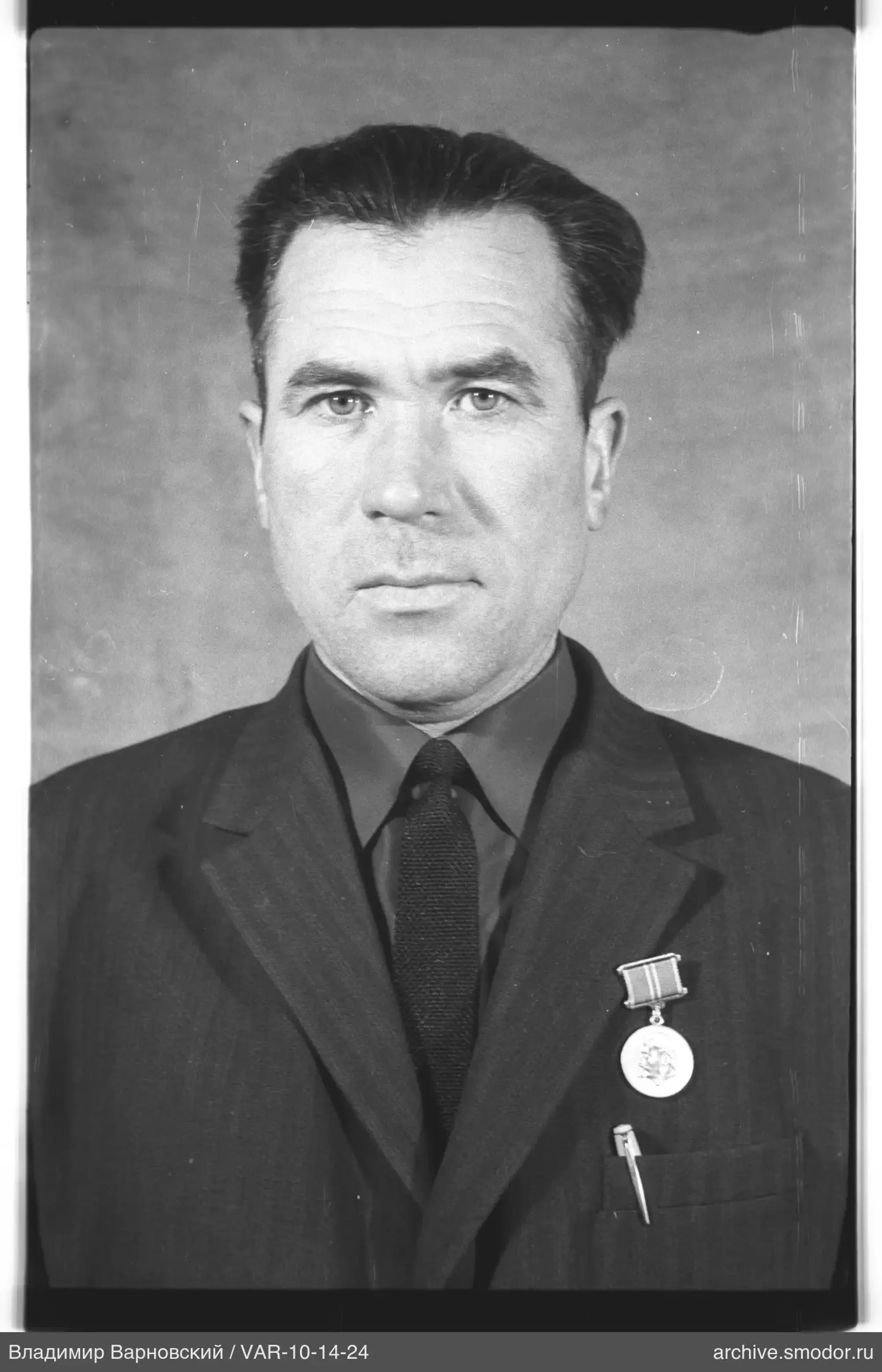 Портрет мужчины в темном костюме