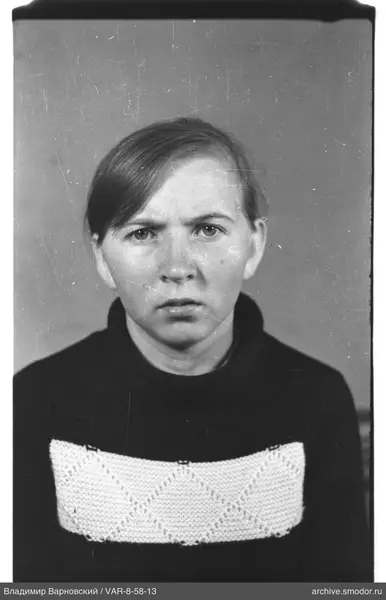 Porträt einer Frau im dunklen Pullover
