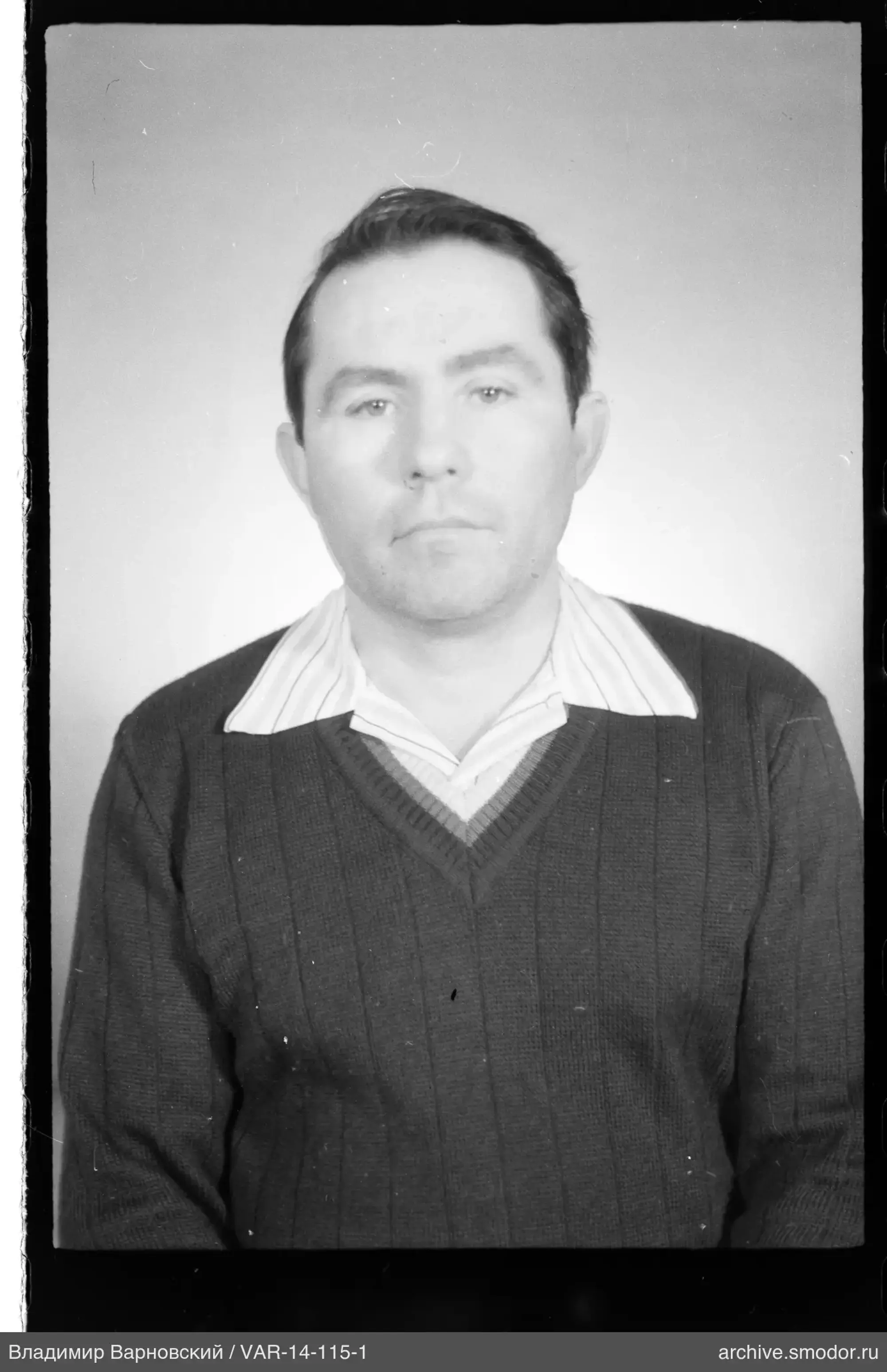 Porträt eines Mannes in Pullover und Hemd