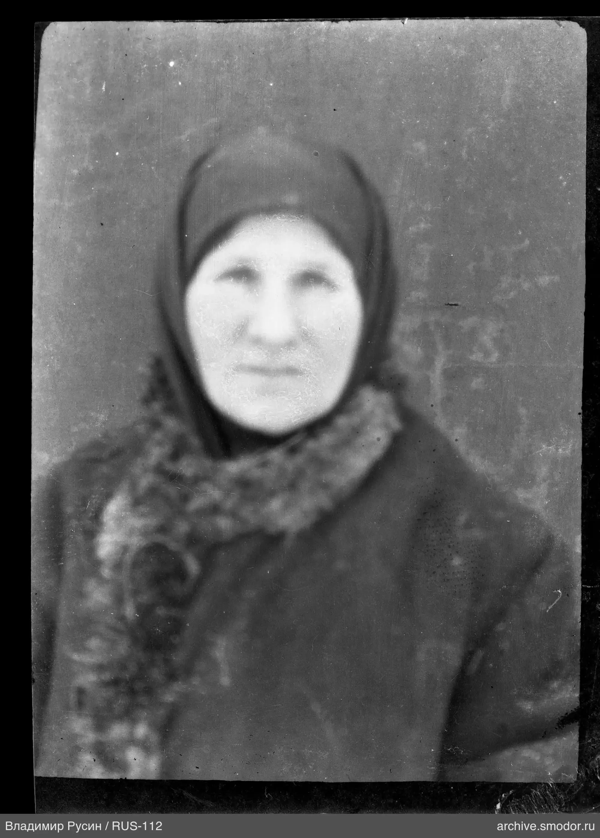 Porträt einer Frau mit Kopftuch