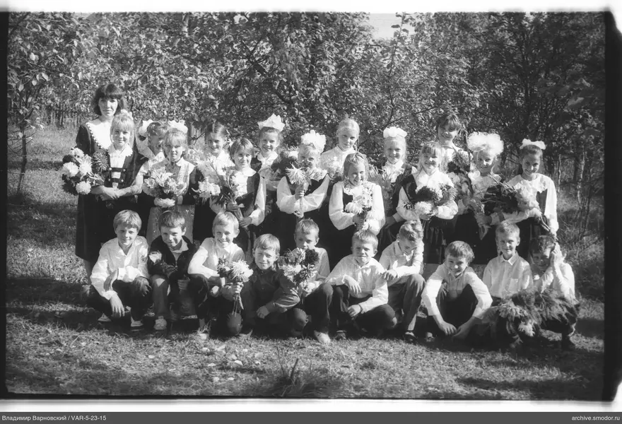 Gruppenporträt von Schülern und Lehrerin