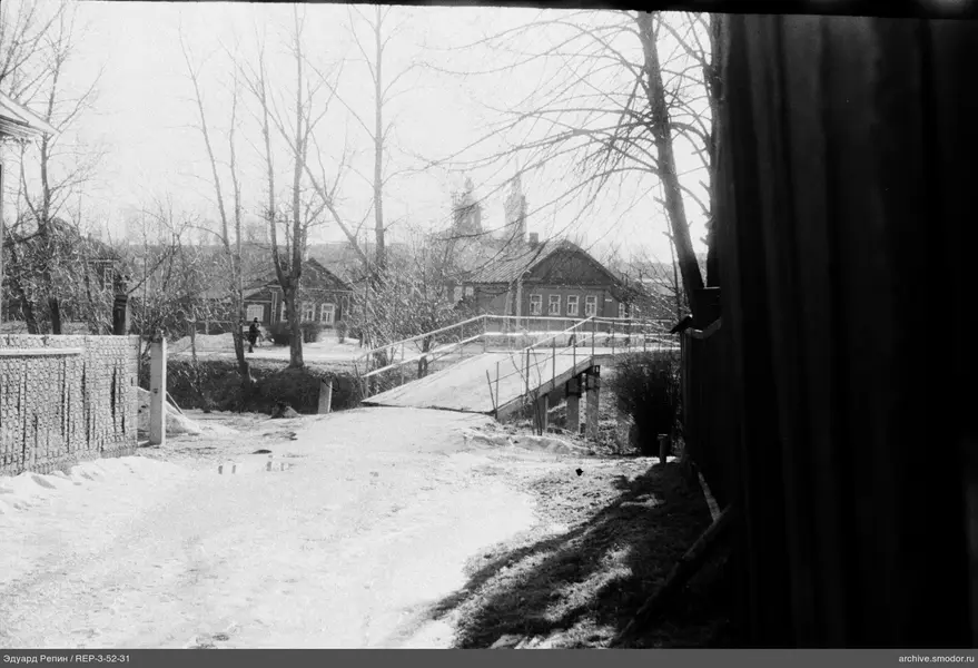 Holzbrücke mit Häusern und Kirche
