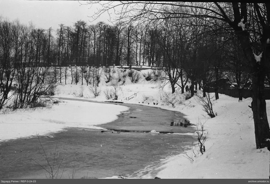Fluss mit teilweise zugefrorener Oberfläche