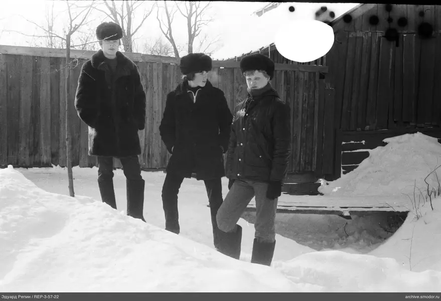 Gruppenporträt von Männern in Winterkleidung
