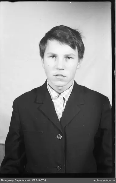 Porträt eines Jungen in Jacke und Hemd