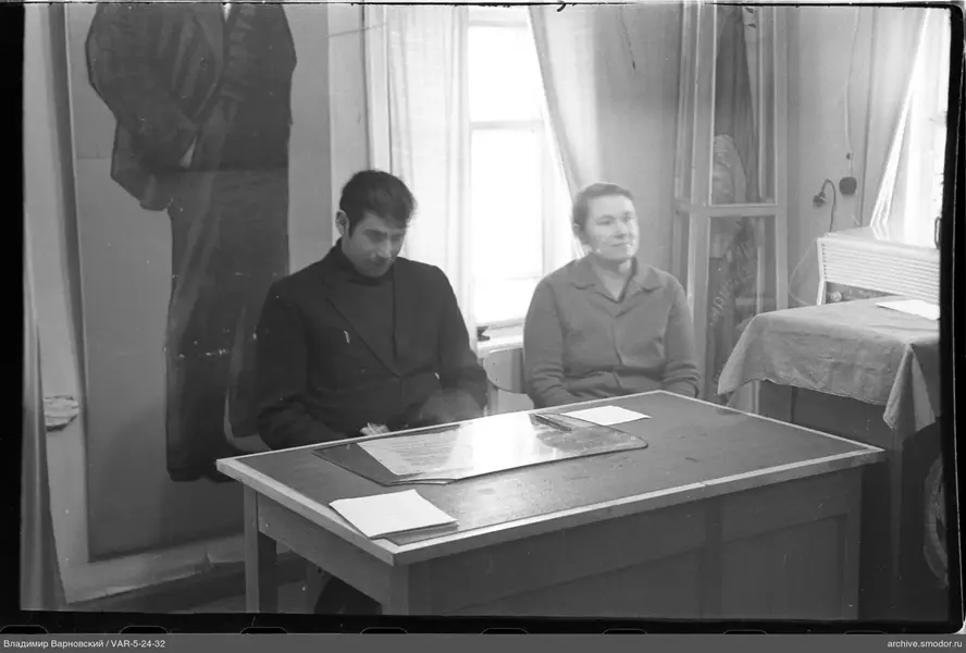 Mann und Frau am Tisch