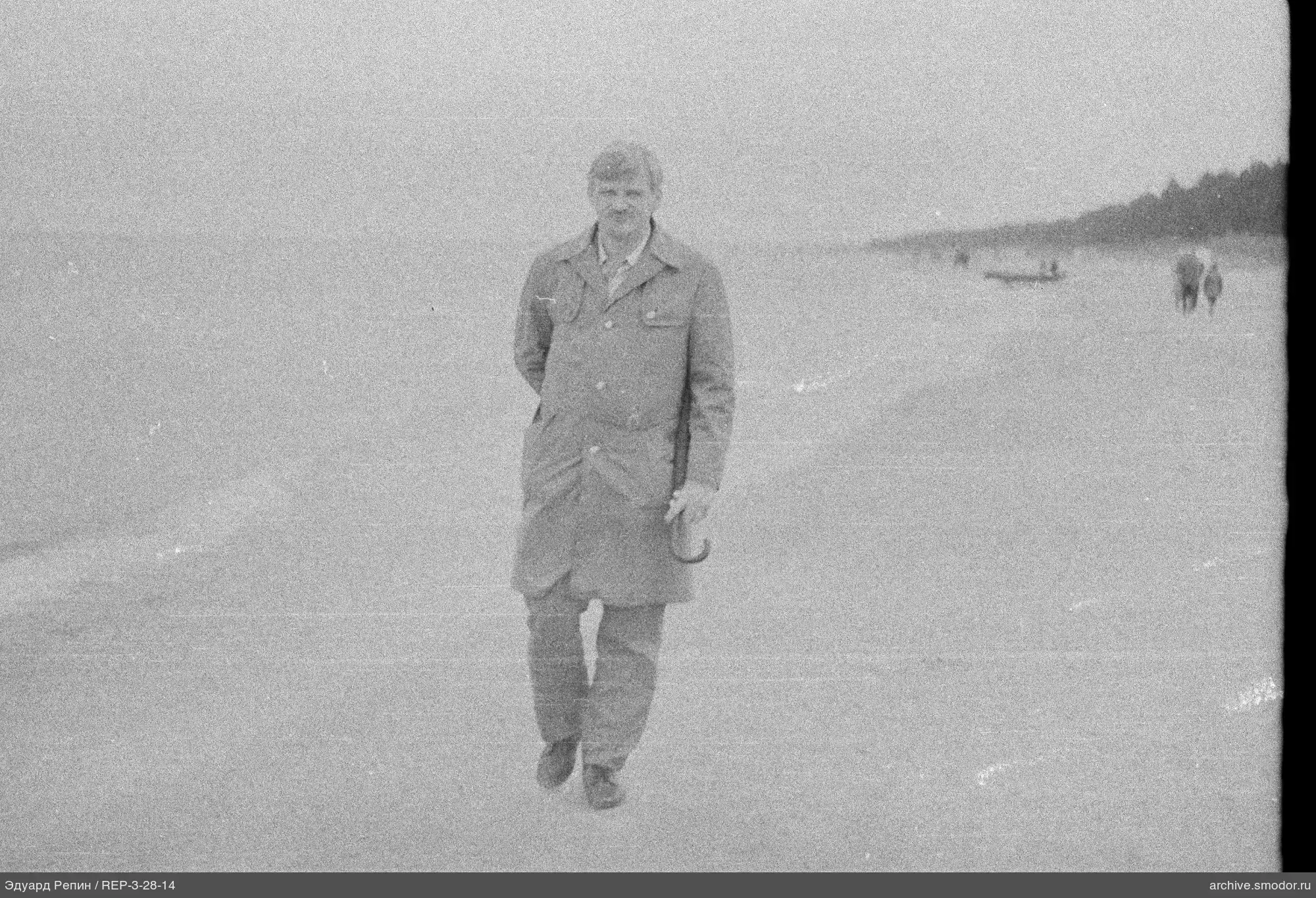 Мужчина на пустынном пляже