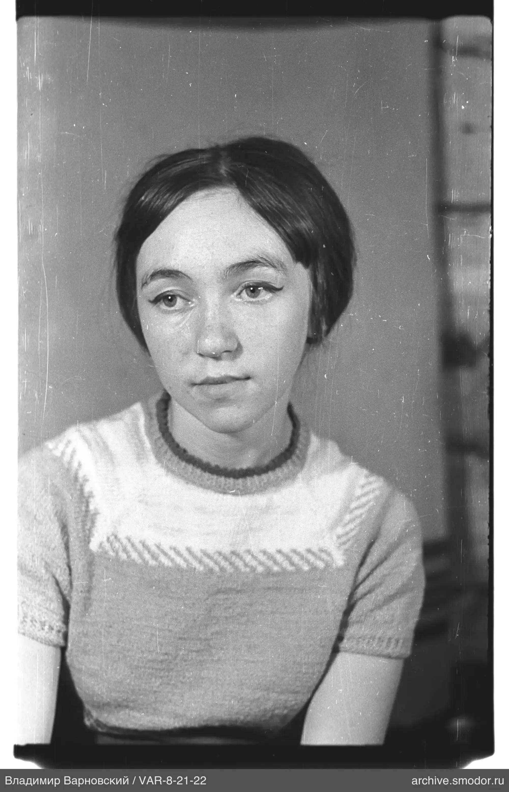 Porträt einer Frau in hellem Pullover
