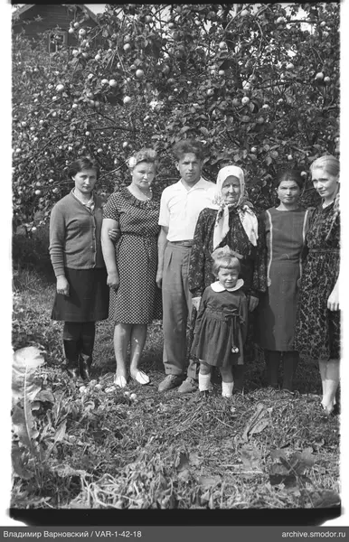 Gruppe vor Apfelbaum und Kohl