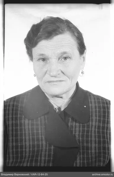 Porträt einer Frau im dunklen Mantel