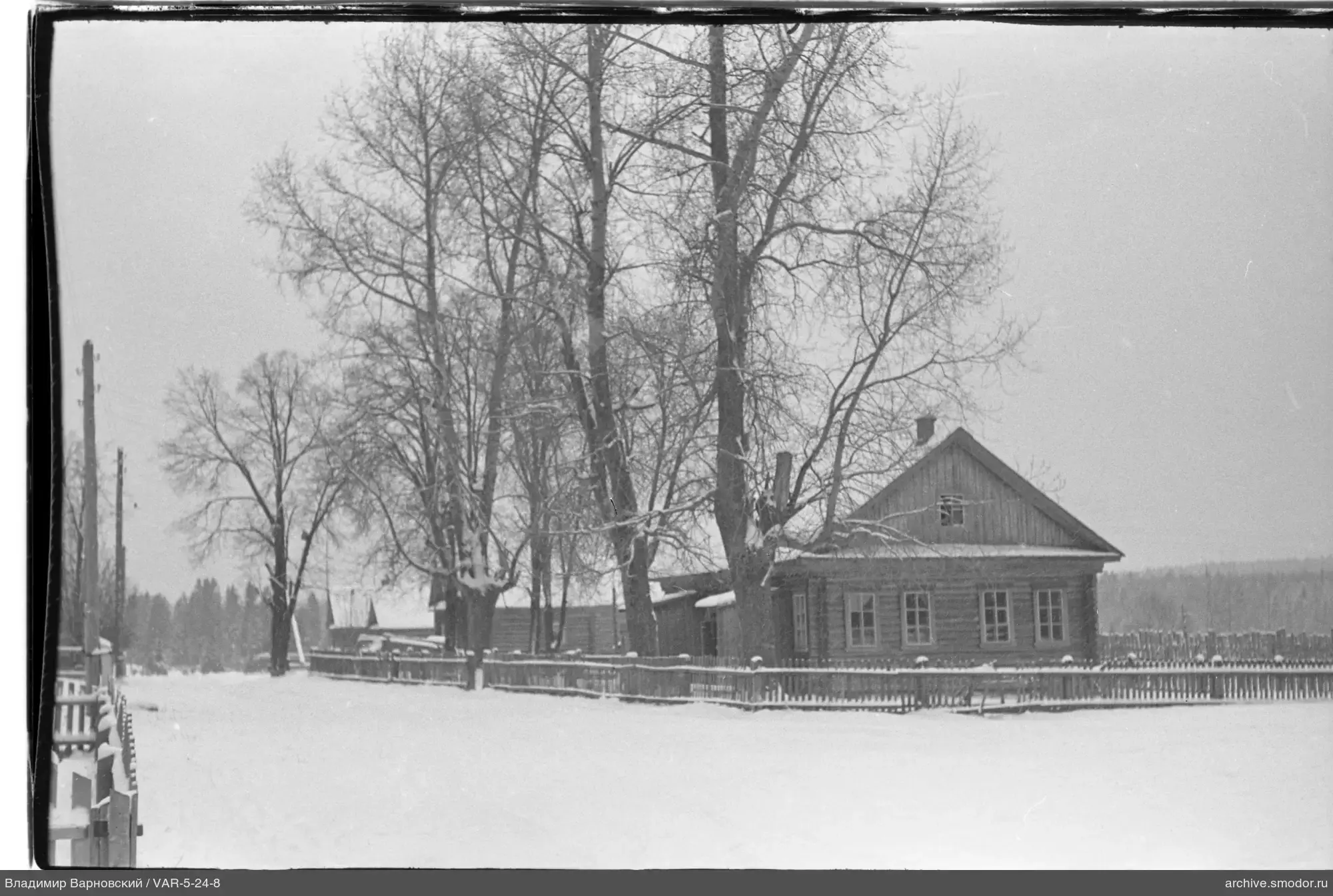Holzhaus mit Fenstern und Zaun