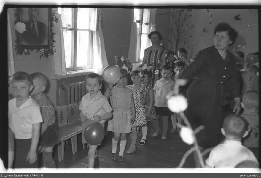 Gruppe von Kindern und Frau mit Blume