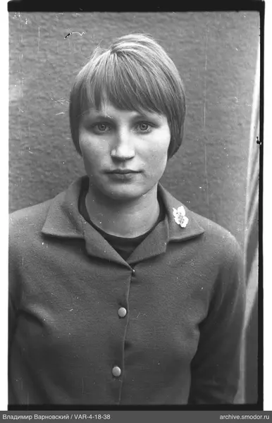 Portrait of a woman with a brooch