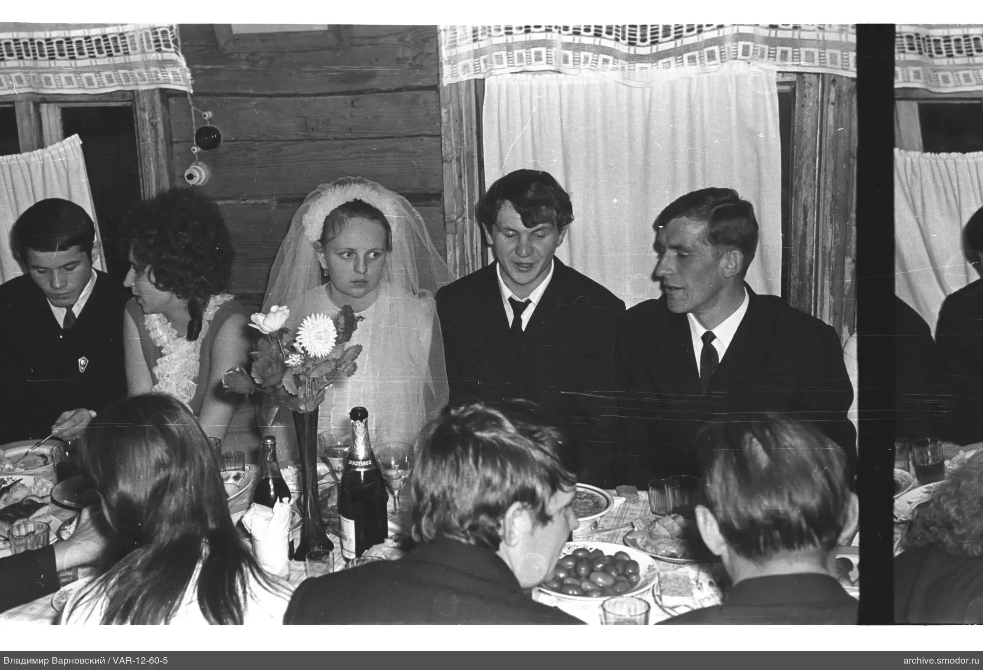 Gruppenporträt mit einer Frau im Hochzeitskleid