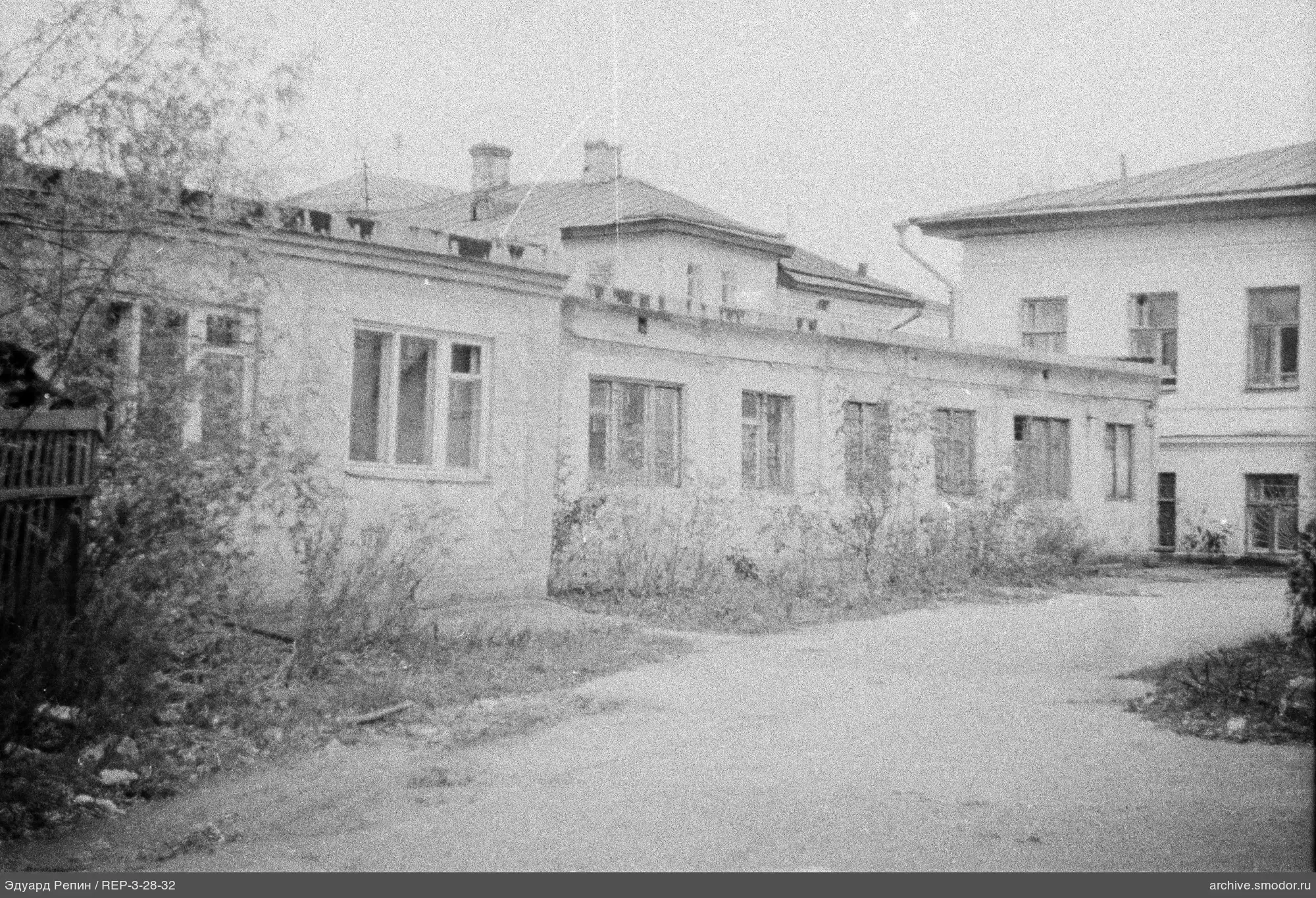 Двухэтажные здания и окружающая территория