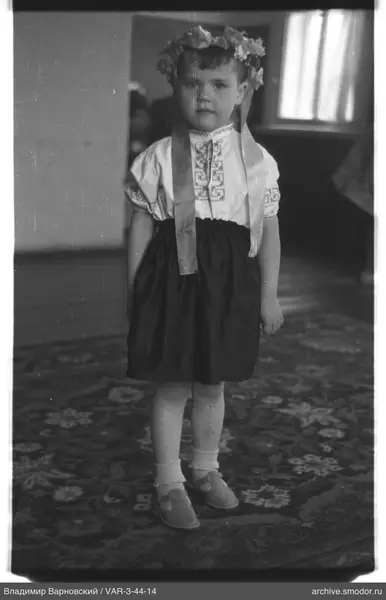 Child portrait with wreath