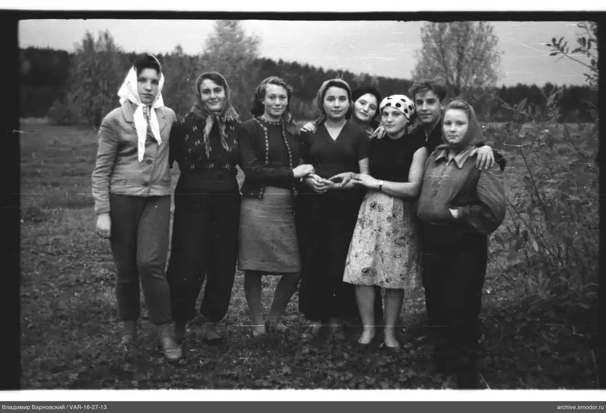 Gruppe von Menschen auf dem Gras