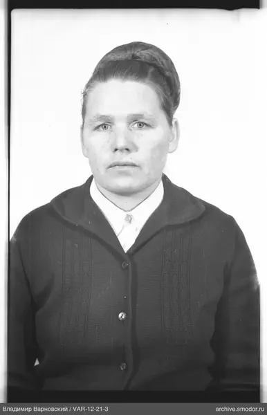 Porträt einer Frau im dunklen Cardigan