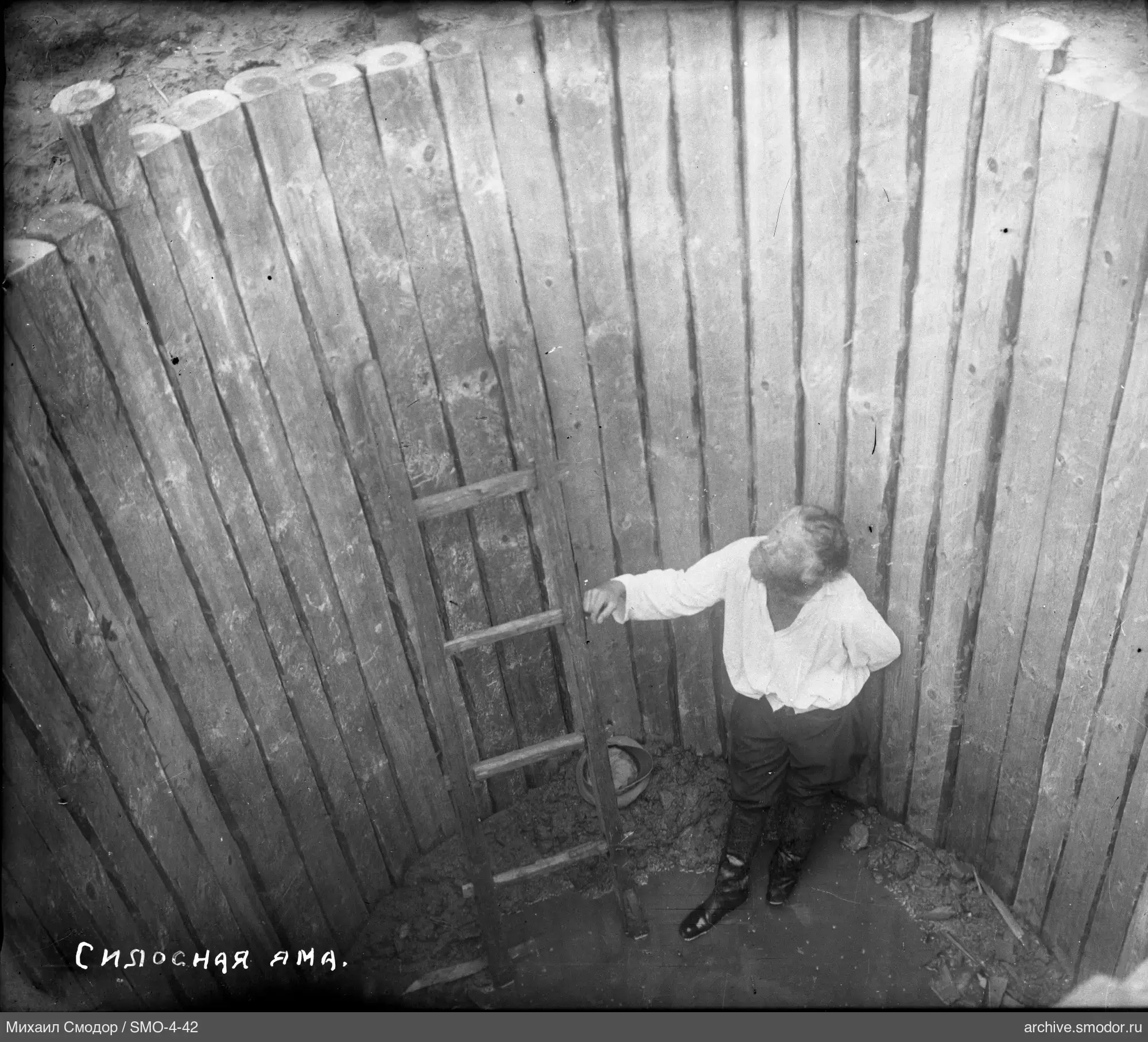 Мужчина в деревянной яме