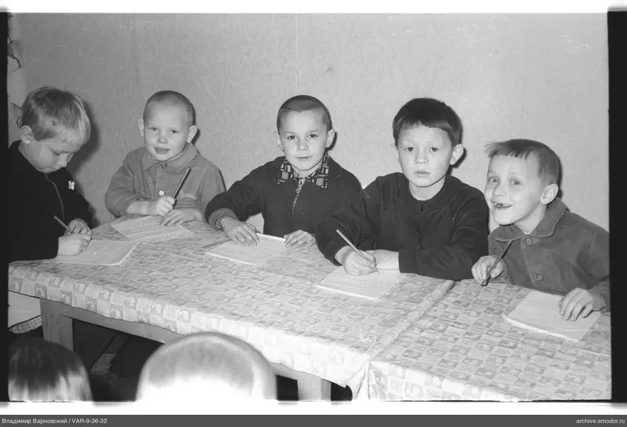 Gruppe von Jungen beim Schreiben am Tisch