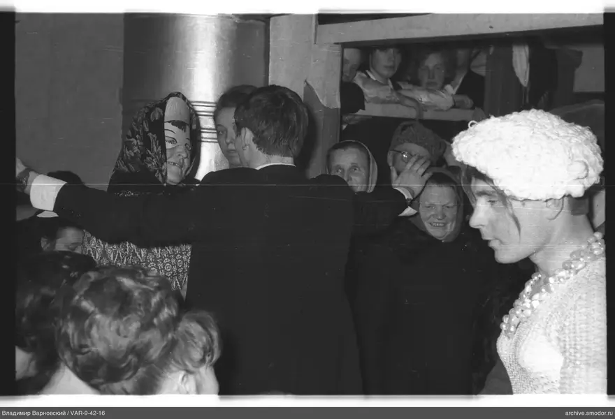 Menschen bei einer Veranstaltung, Frau mit Maske