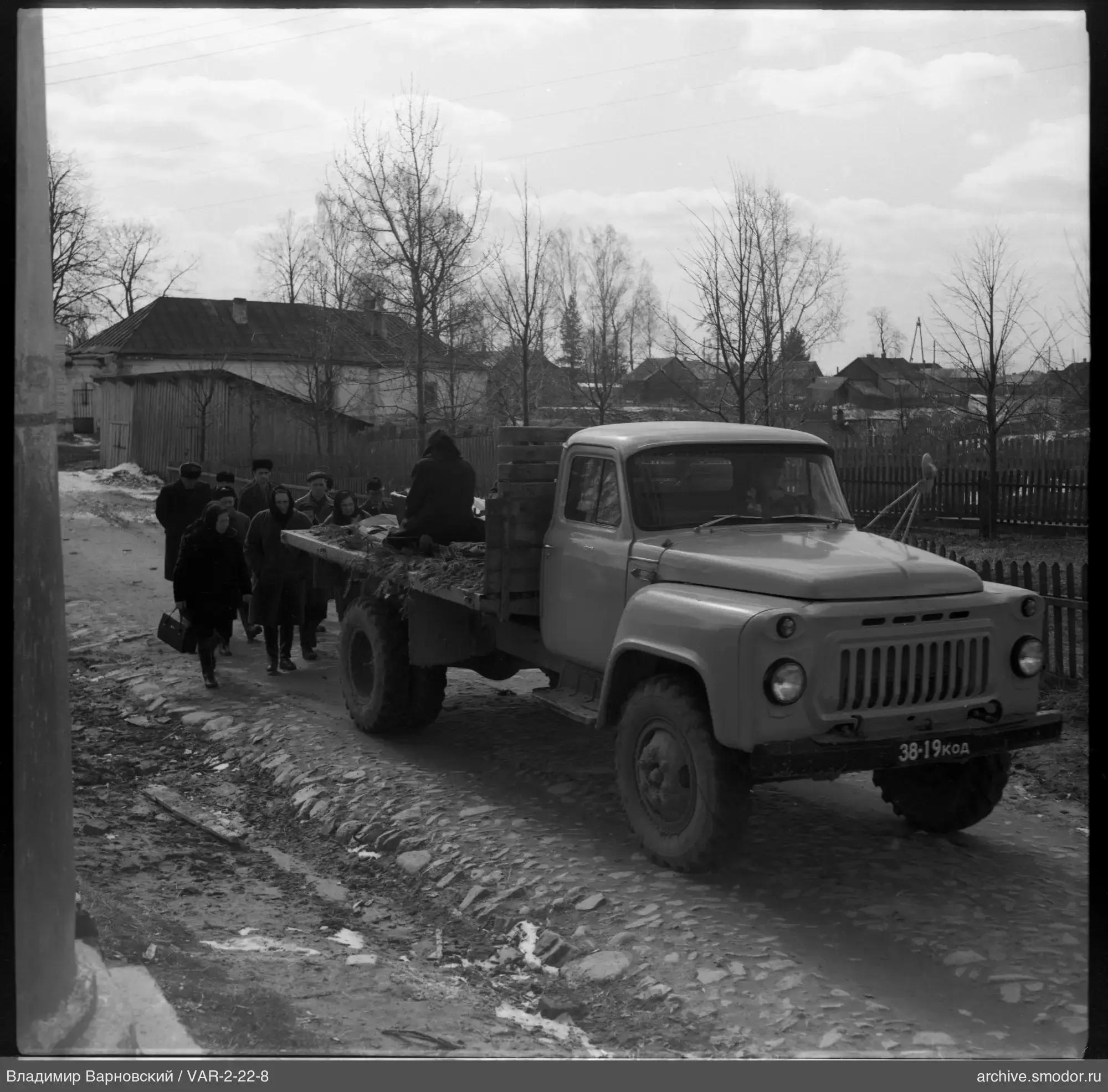 Группа людей и грузовик на дороге