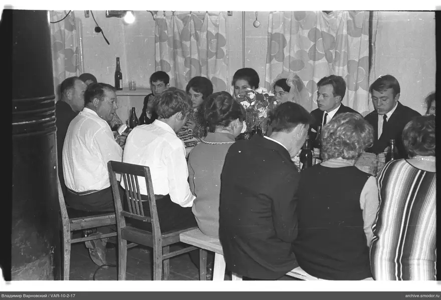 Gruppe am Tisch mit Frau im Schleier
